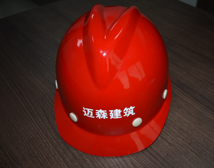 講述施工現(xiàn)場佩戴建筑安全帽注意事項(xiàng)。